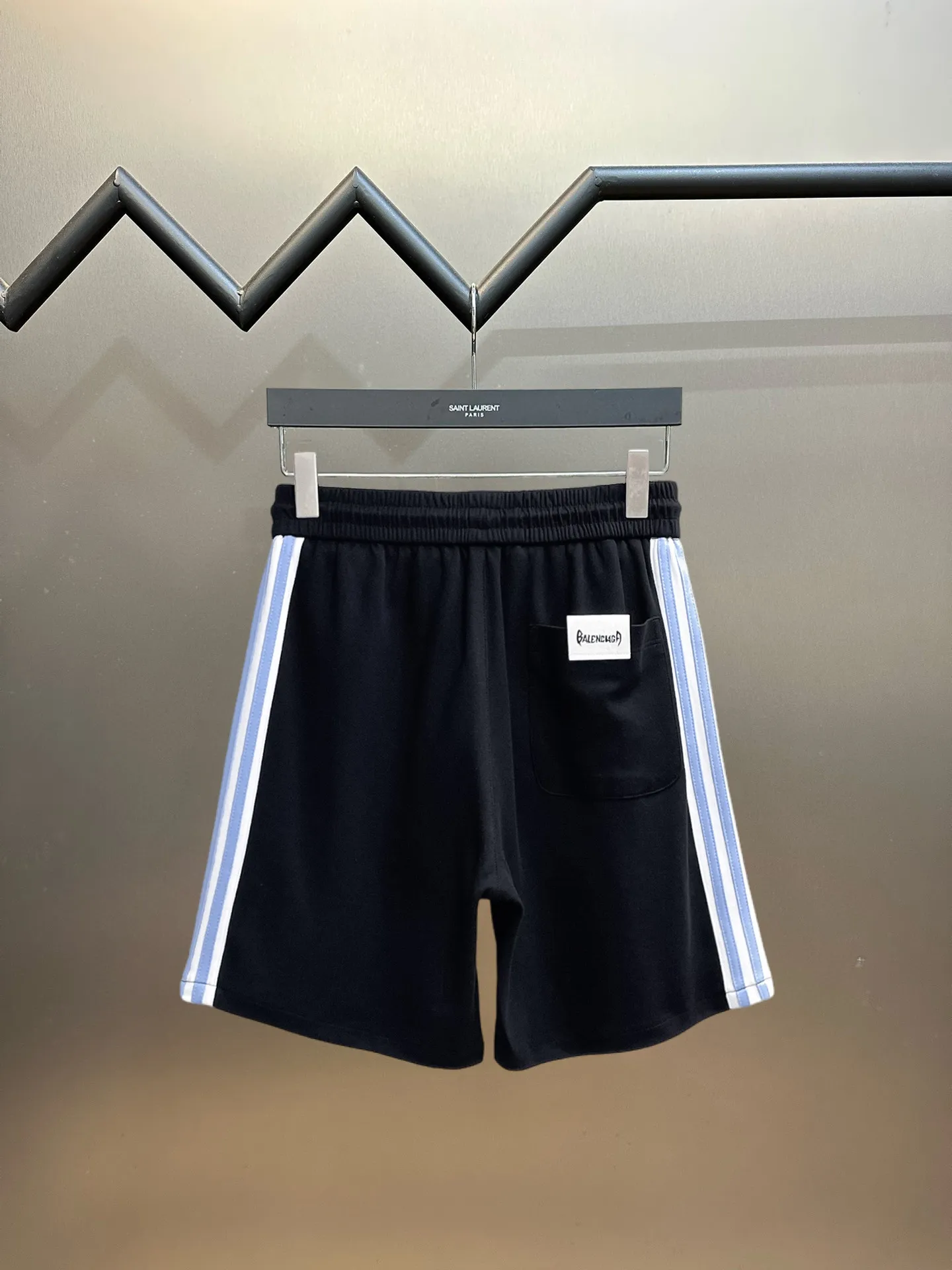 Balenciaga's three-standard complete 2026 summer New Arrival men's casual shorts, advanced custom-made Breathable fabric, Breathable fabric, extremely stretchy and comfortable, impeccable details, top-grade accessories, original logo design concept, delicate and soft feel! The upper body fit is awesome! Size: M-XXXL Please state your height and weight when ordering